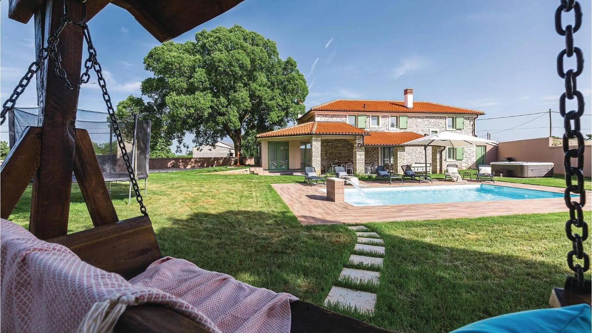 Cozy Home In Sajini With Outdoor Swimming Pool Ferienhaus