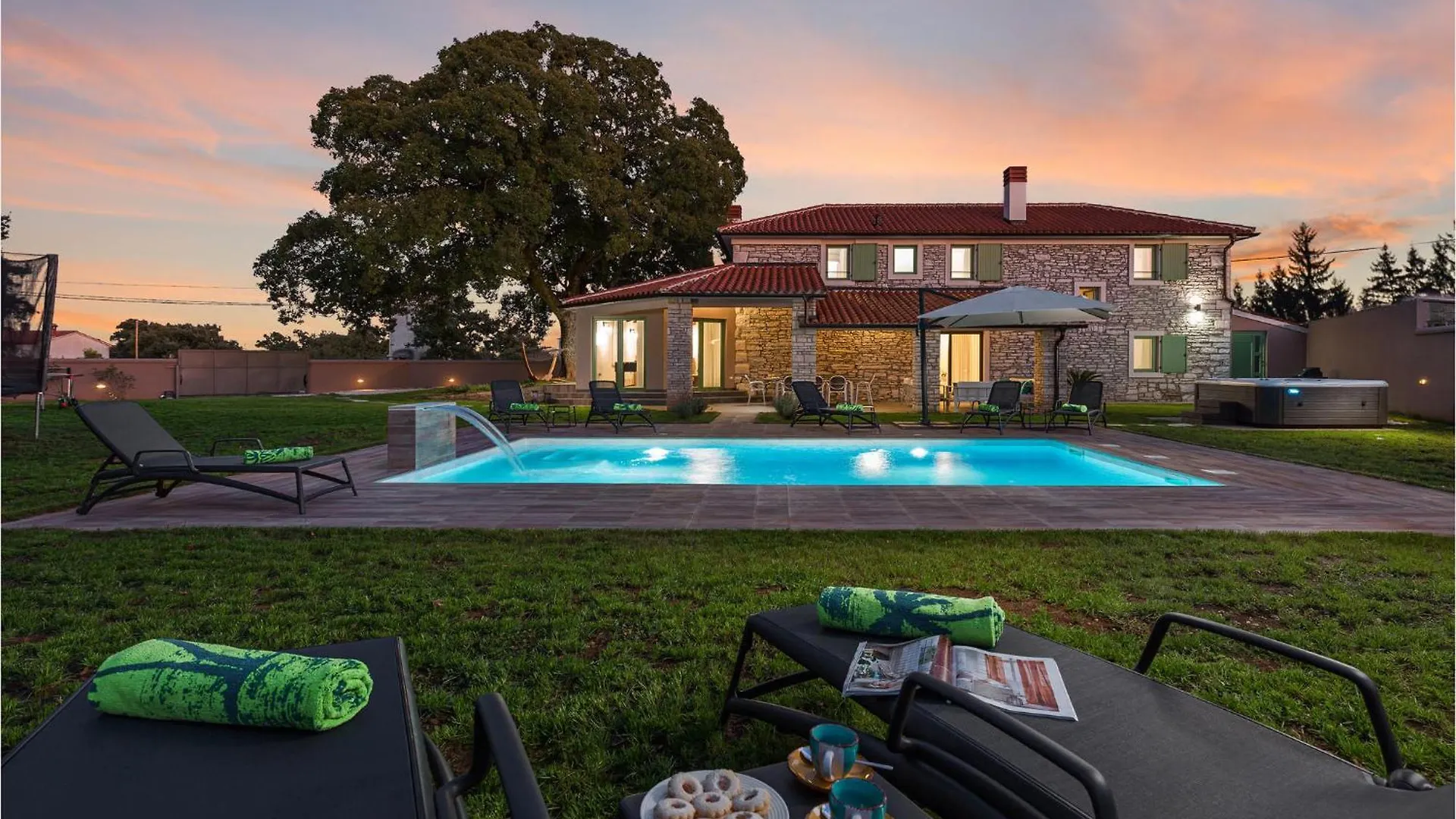 Cozy Home In Sajini With Outdoor Swimming Pool