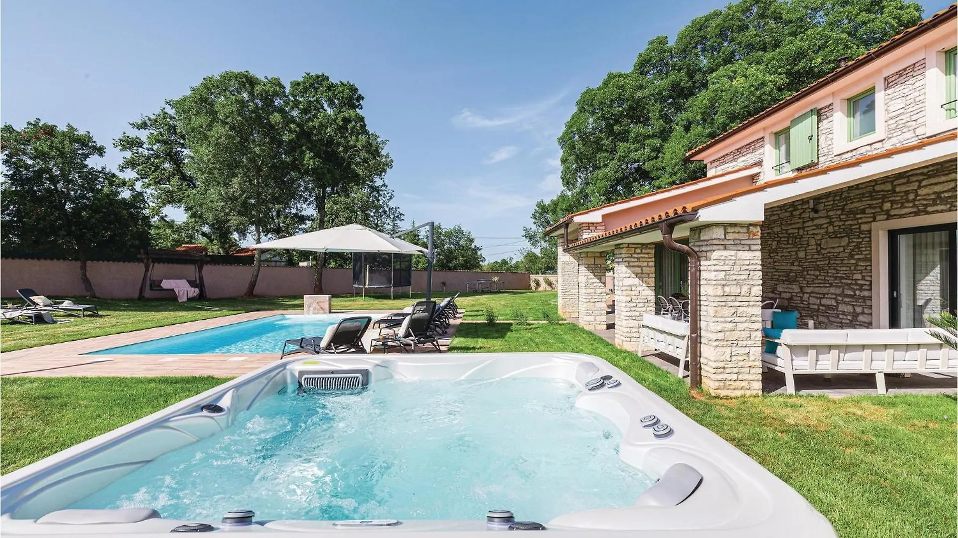 Cozy Home In Sajini With Outdoor Swimming Pool